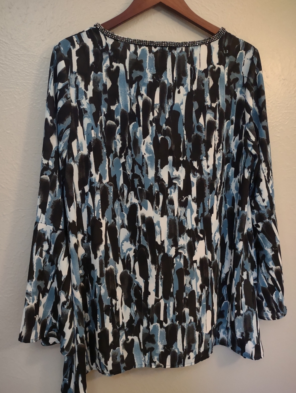 Juicy Couture Blue Abstract Print Rhinestone Keyhole Bell Sleeve Blouse Large - Picture 13 of 13